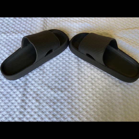 Plastic slide casual sandals. Size 38-39. Black. - Picture 4 of 9